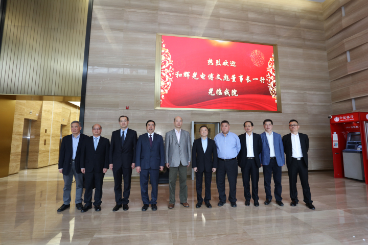 2-趙振元董事長(zhǎng)、白焰高級(jí)副院長(zhǎng)與傅文彪董事長(zhǎng)、卞家駿總裁一行親切合影.jpg