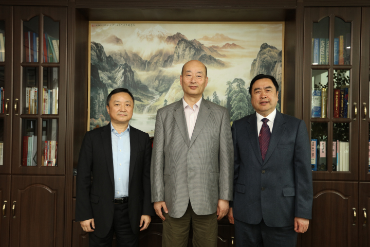 4-趙振元董事長(zhǎng)與傅文彪董事長(zhǎng)、卞家駿總裁在趙振元同志的辦公室親切合影.jpg